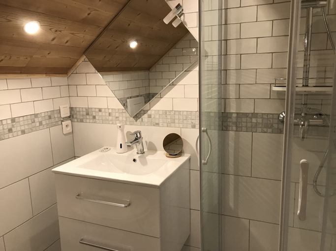Bathroom 5, Au Sommet des Narcisses, Savoie