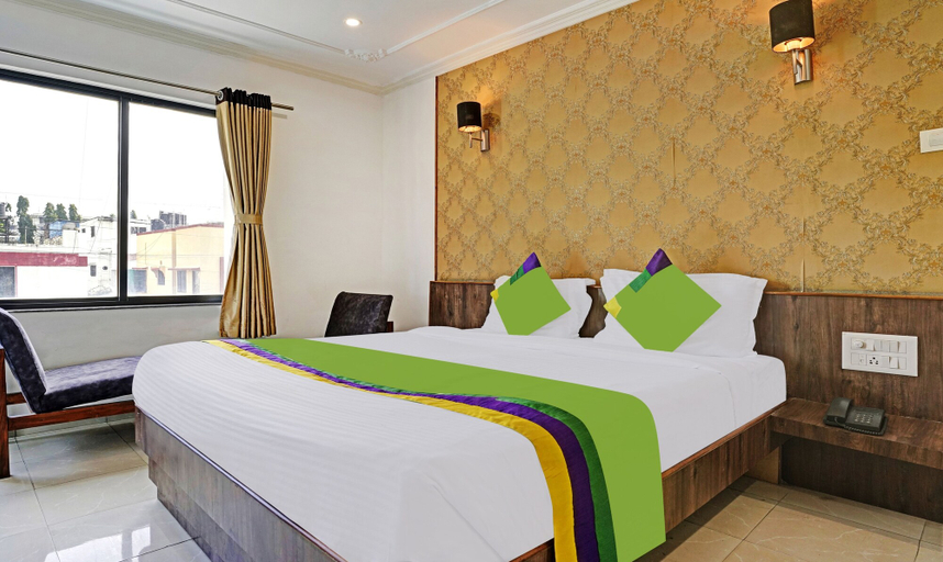 Bedroom 1, Treebo Varsha Palace, Aurangabad