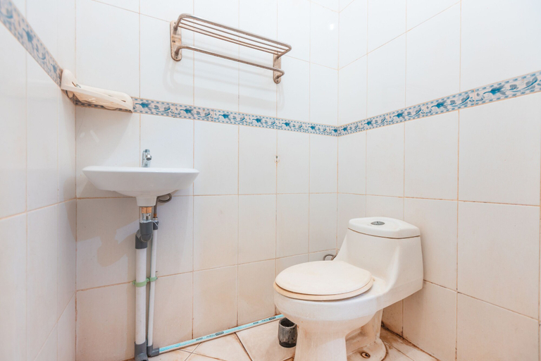 Bathroom 3, OYO 2765 Mulia Raja, South Tangerang