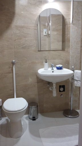 Bathroom 4, Erzsebet 53 Apartment, Budapesti