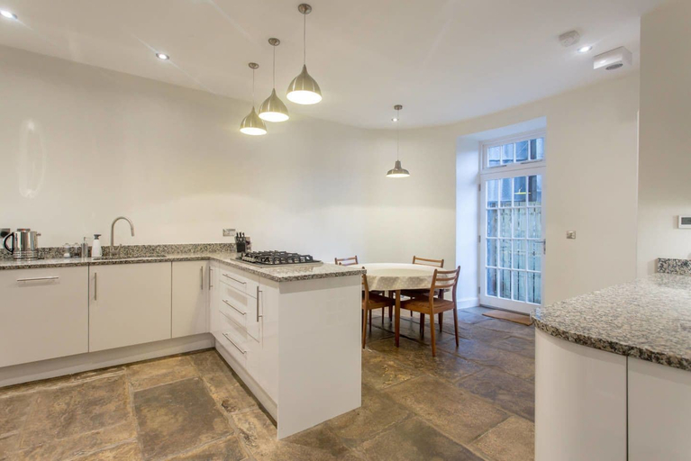 Others 5, JOIVY Spacious 2 Bed Apt in Ideal City Centre Location, Edinburgh