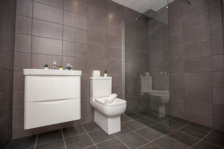 Bathroom 4, SGT Pepper’s Apartments, Sefton