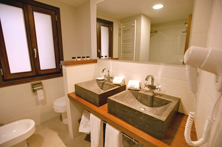 Bathroom 4, Palacio del Obispo, Huesca