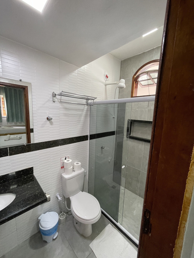 Bathroom 4, Flamingo Beach Pousada, Cabo Frio