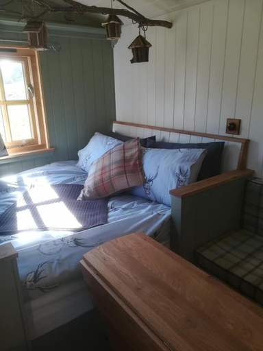Bedroom 3, Gaggle Of Geese Pub & Shepherd Huts, Dorset