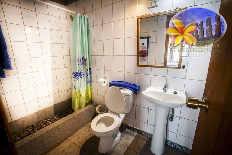 Bathroom 4, Keuhenua Hostal, ísla de Pascua