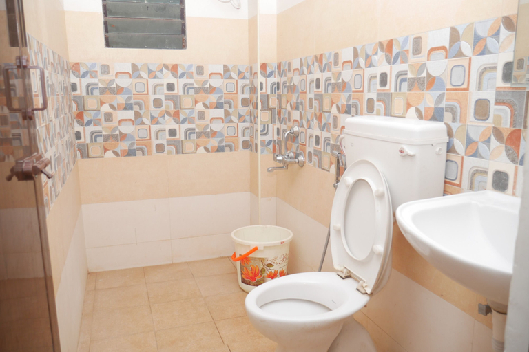 Bathroom, Kubera Service Apartments, Tiruchirappalli