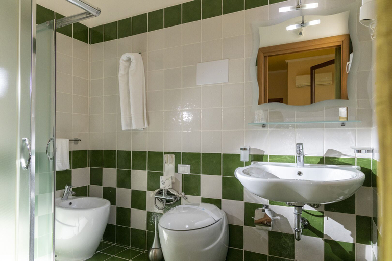 Bathroom 4, Hotel Riva Del Sole, Trapani