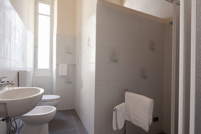 Bathroom 3, Rent Rooms La Spezia, La Spezia