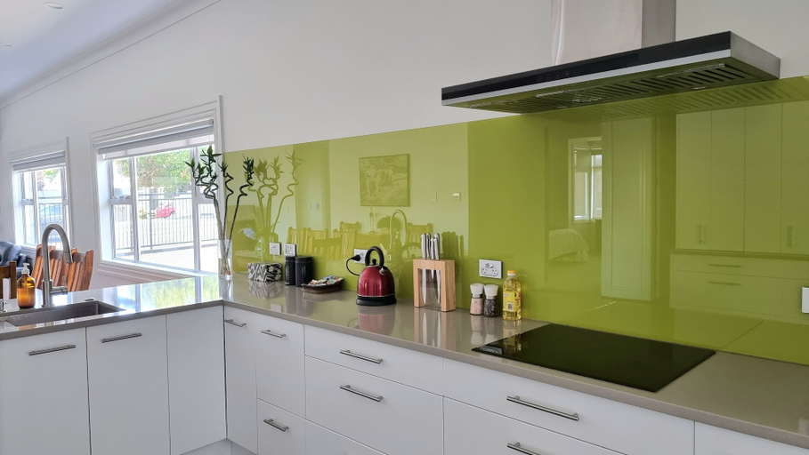 Others 5, Cheerful 5 - Bedroom Home - Free Parking, Waitakere