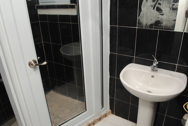 Bathroom 4, Mango Beach Studio