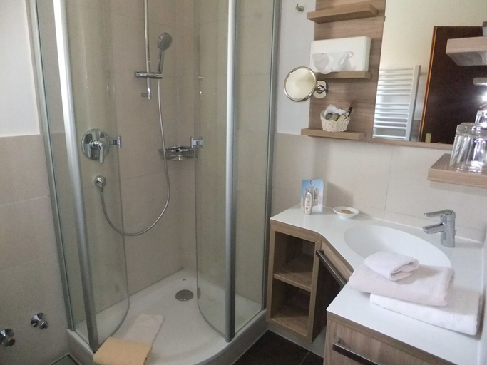 Bathroom 4, Aparthotel Christine, Passau