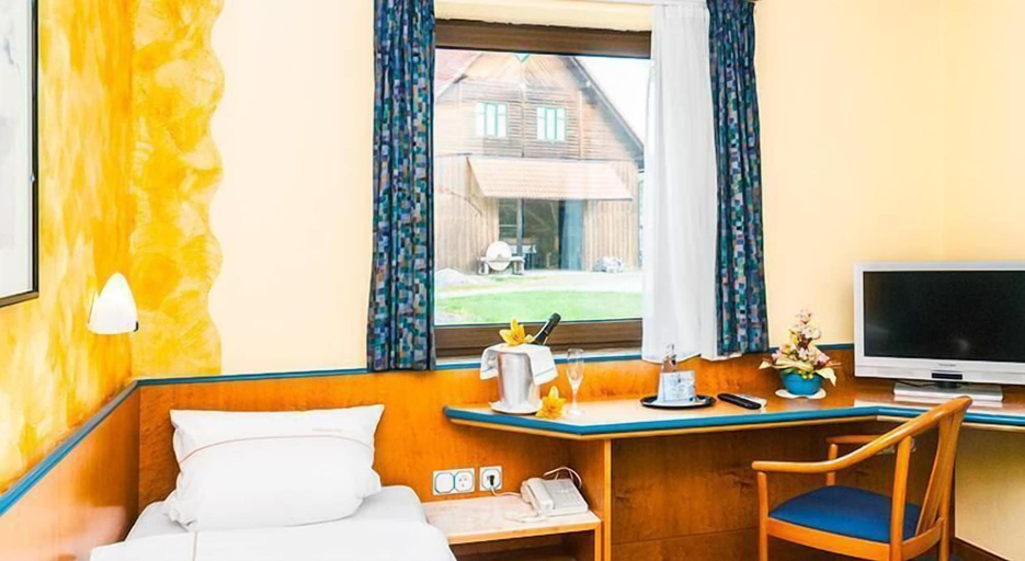Bedroom 3, Landhotel Mappacher Hof, Schwandorf