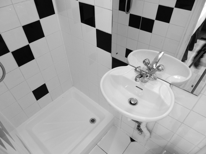Bathroom 5, Shakespeare Hotel, London