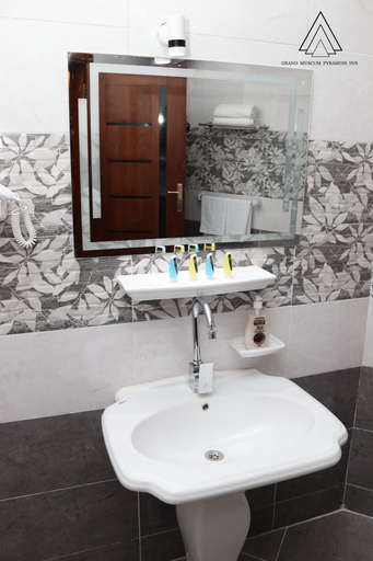 Bathroom 4, Grand Museum Pyramids Inn, Kirdasah