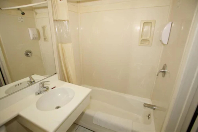 Bathroom 4, Hollywood Guest Inn, Los Angeles