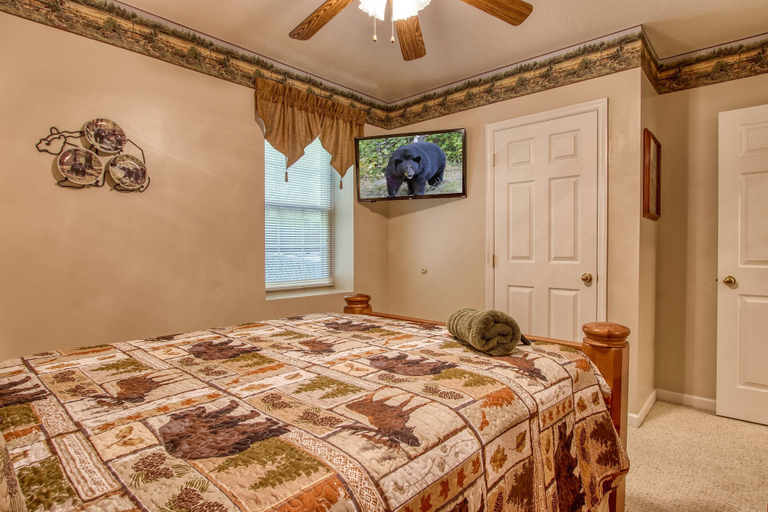 Bedroom 3, Bluebird's Song by HoneyBearCabins, Sevier