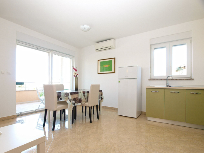 Others 4, Apartment 1932, Fažana