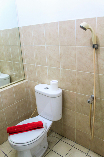Bathroom 5, Posh 2BR Apartment at Green Bay Pluit By Travelio, Jakarta Utara