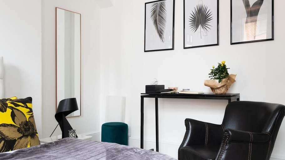 Bedroom 4, Moments, London