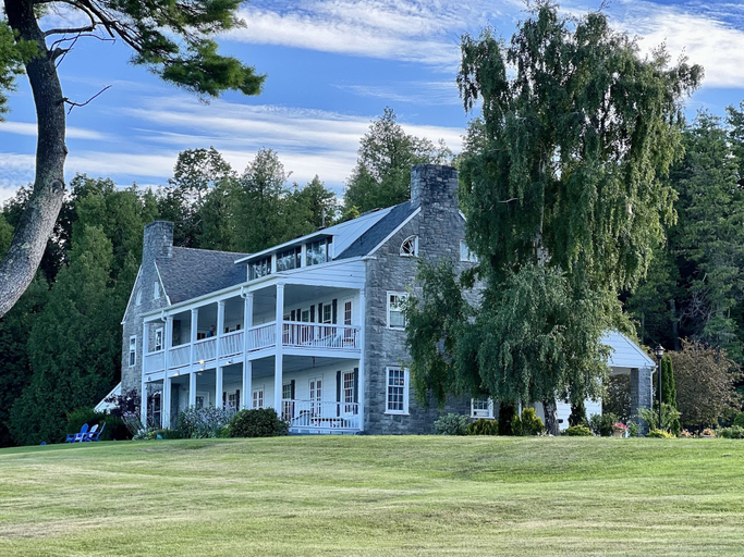 Exterior & Views