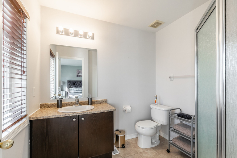 Bathroom 4, GLOBALSTAY. Luxury 3BR Townhomes with HOT TUB, Gym, BBQ, Hamilton