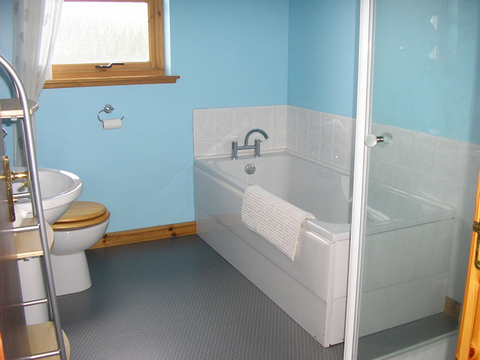 Bathroom 4, Balhousie Farm, Fife