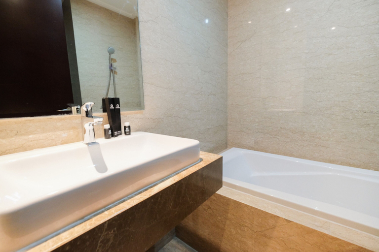 Bathroom 2, Comfortable and Modern 2BR Menteng Park Apartment, Central Jakarta
