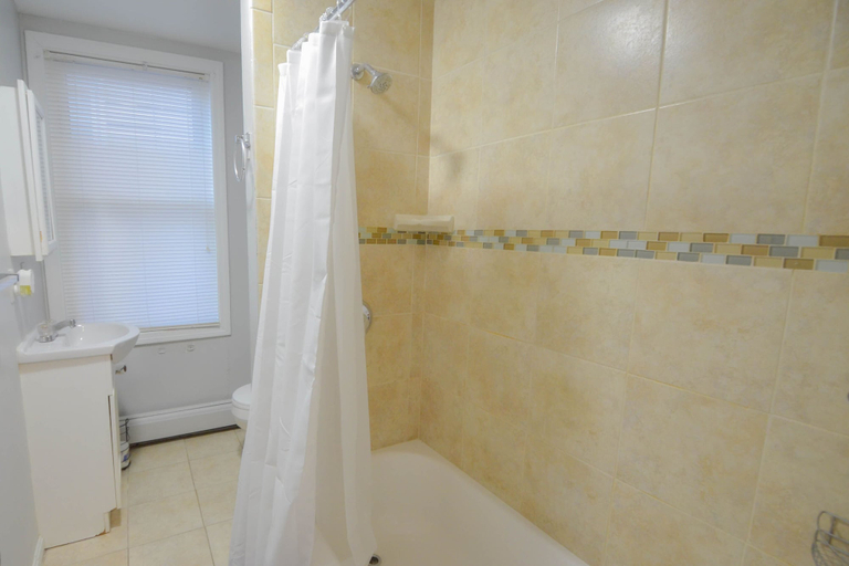 Bathroom 3, Lovely 3-Bedroom Apt with free parking, Providence