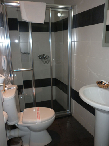 Bathroom 4, Apollo Hotel, Attica