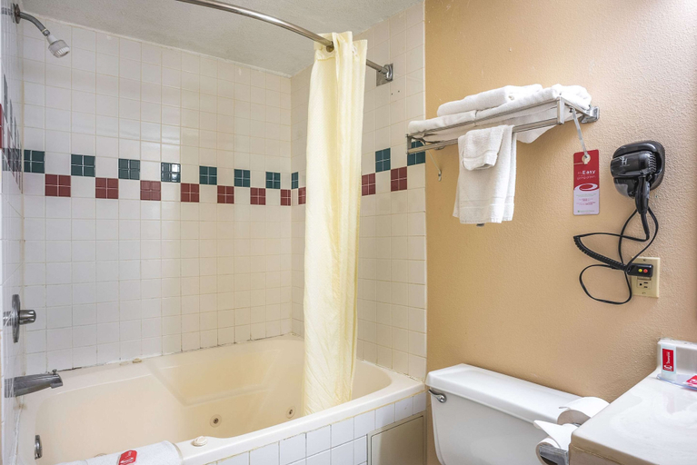 Bathroom 5, Econo Lodge Princeton, Bureau