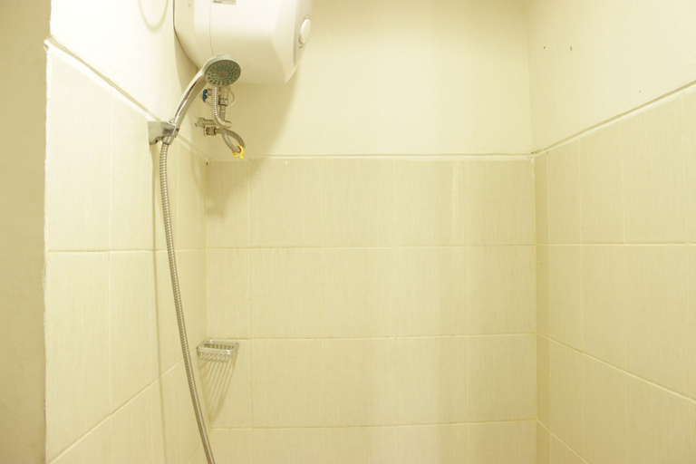 Bathroom 5, Comfortable Studio Room Apartment at Stanford Jatinangor By Travelio, Sumedang