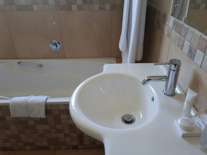 Bathroom 4, Hoyohoyo Chartwell Lodge, City of Johannesburg