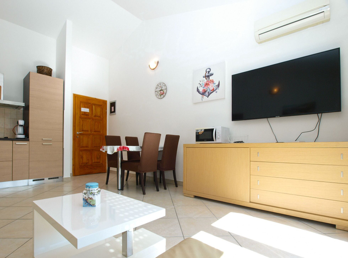 Others 5, Apartment 1970, Medulin