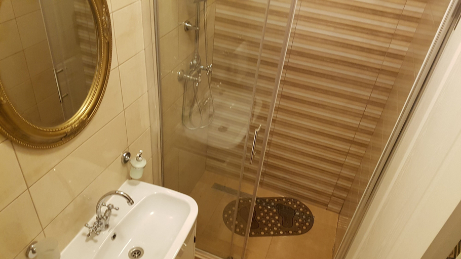 Bathroom 2, Orlando City Centre, Split