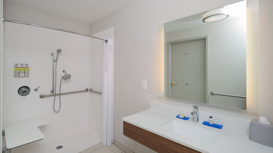Bedroom 4, Holiday Inn Express & Suites Dinuba West, Tulare