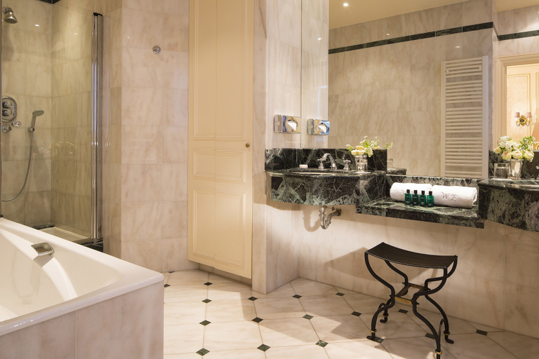 Bathroom 4, West end Paris, Paris