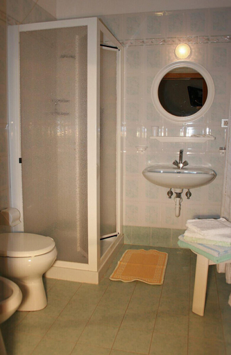 Bathroom 4, Albergo Garni Defrancesco, Trento