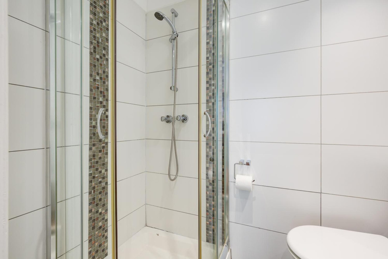 Bathroom 3, Kingsway Park Hotel at Park Avenue, London
