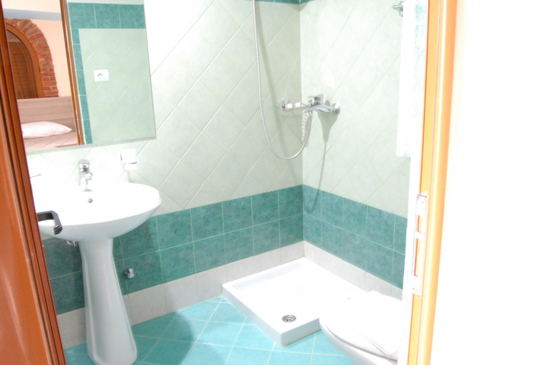 Bathroom 3, Hotel Livia, Sarandës