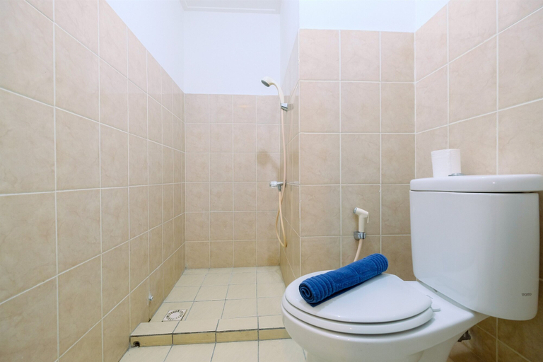 Bathroom 2, Homey 2BR at Green Bay Pluit Apartment near Mall, North Jakarta