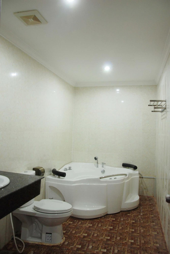 Bathroom 4, Emerald BB Battambang Hotel, Svay Pao