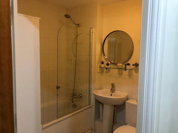 Bathroom, Aveley House, Wokingham