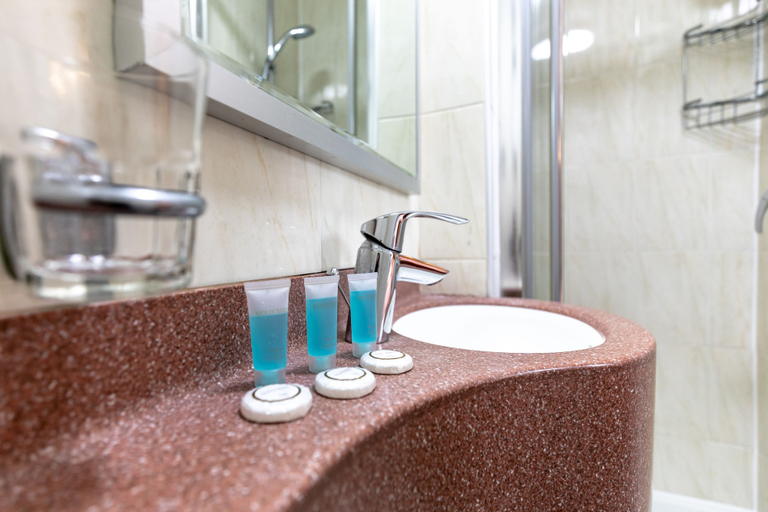 Bathroom 4, Nayland Hotel, London