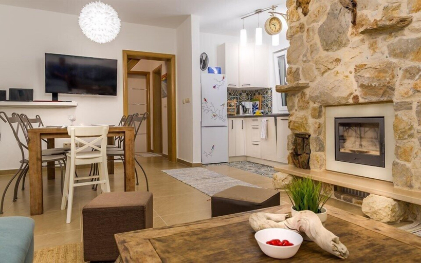 Others 5, Hacienda Babina, Cres