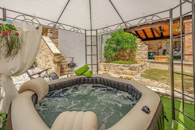 Sport & Beauty 4, Holiday Home Stone Wall, Ražanac