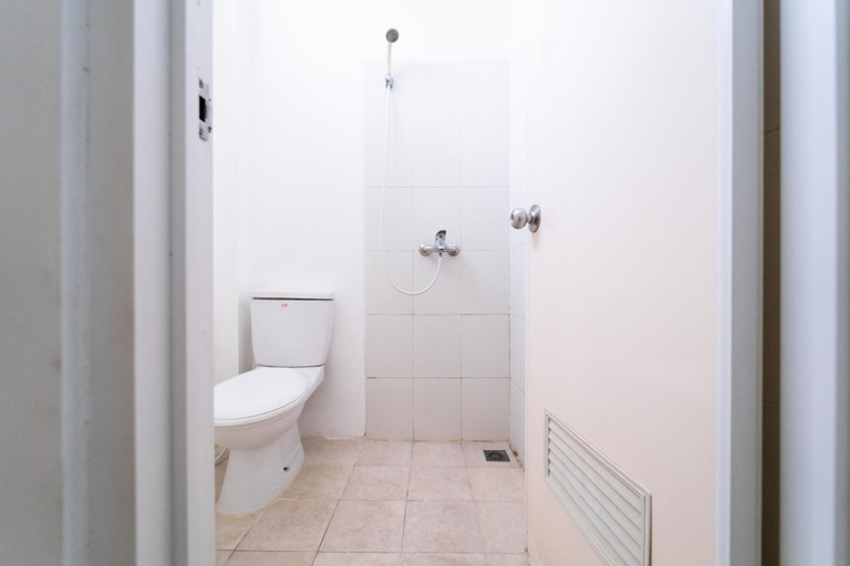 Bathroom 4, KoolKost near Ragunan Zoo, South Jakarta