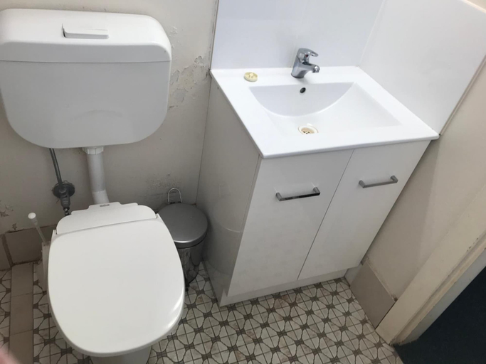 Bathroom 4, County Lodge Motor Inn, Bland