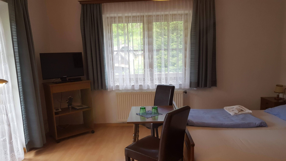 Bedroom 3, Pension Hubertushof, Neunkirchen