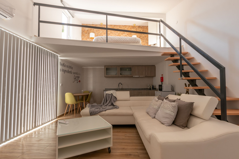 Others 1, Villa Alzira, Seia